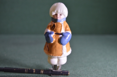 Елочная игрушка "Мальчик В рукавицах, с кнутом" (Филиппок, Мужичок с ноготок). Стекло, прищепка. 