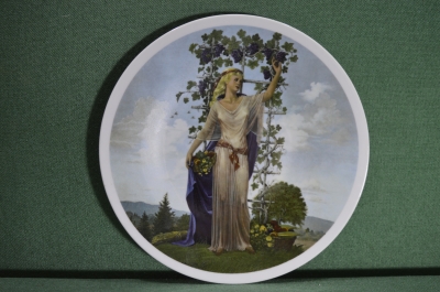 Фарфоровая декоративная настенная тарелка "Виноградная богиня", "Осень". Чехия.