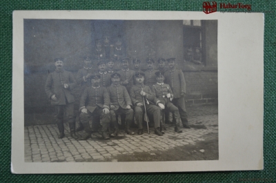Фотография групповая, военные на фоне казармы. Первая Мировая Война.1914-1918 гг.