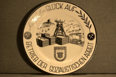 Фарфоровая тарелка "Gluck auf betrieb der sozialen arbeit" Приветствие немецких горняков. ГДР.