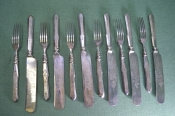 Набор столовых приборов ножи и вилки 