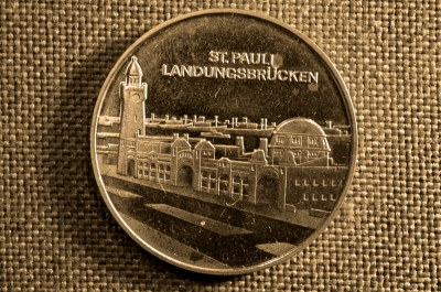 Памятная медаль, парусное судно "Wapen of Hamburg",  St. Pauli Landungsbrücken, Германия