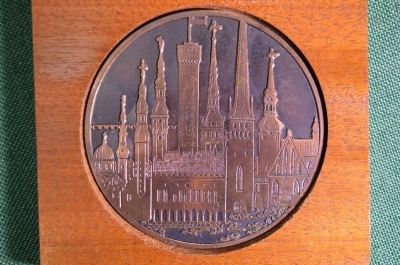 Настольная металлическая медаль в футляре "Tallinn anno 1154". СССР.