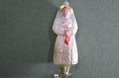 Елочная игрушка "Царевна Несмеяна", на прищепке. Стекло, прищепка. 1960-е годы, СССР.