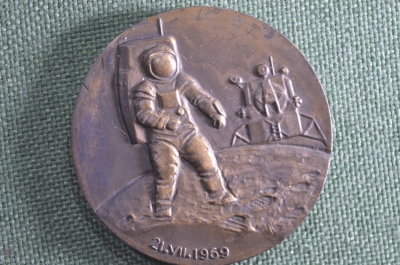 Настольная памятная медаль. Н. Армстронг-первый человек на Луне. Космонавт, Амкос. ММД.