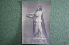 Старинная открытка "Женщина с кувшином". Начало XX века.