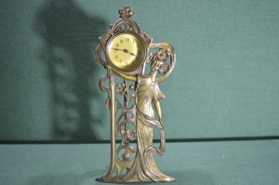Старинные настольные часы "Девушка с цветами у зеркала". Латунь. Начало 20 века. Германия. 