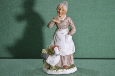Статуэтка "Старушка и курица". Фарфор, бисквит. Европа, XX век.