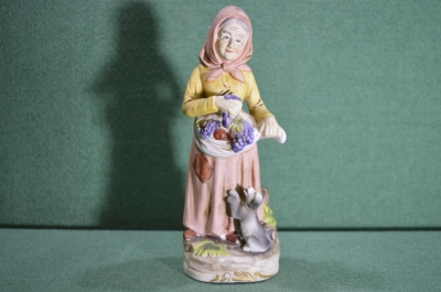 Статуэтка "Старушка с собакой". Фарфор, бисквит. Европа, XX век.