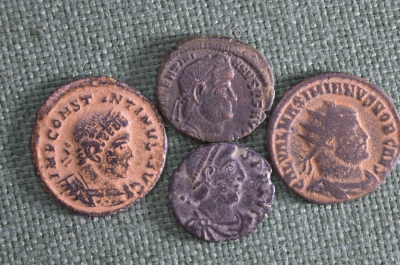 Монеты Древний Рим. Валентиниан I. Центенионалис. Император волочит пленника. 4 монеты.