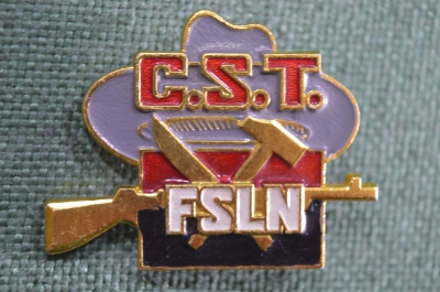 Знак, значок "C.S.T. - FSLN Сандинистский фронт национального освобождения". Калашников. Никарагуа