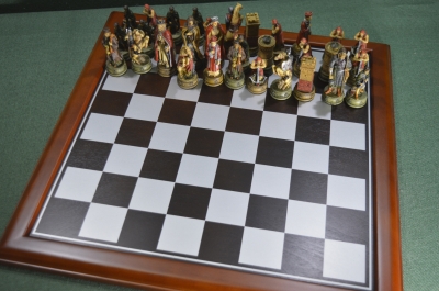 Шахматы подарочные, новые "The chessmen".  Полистоун, дерево. Китай. 2001 год.