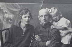 Фотография семейная "Военный в буденновке, с семьей". 1920-е годы.