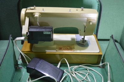 Швейная электромеханическая машинка "Чайка 132М". В рабочем состоянии, с кейсом. 1980-е годы. СССР.