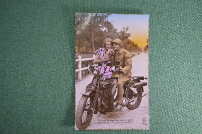 Открытка старинная цветная "Военный мотоциклист с девушкой". Франция. Начало 20-го века.