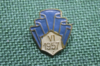 Значок "VI Всемирный фестиваль молодежи и студентов Москва 1957 года". Заколка.