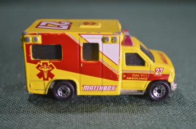 Машинка игрушечная коллекционная "Matchbox ambulance. Мачбокс. Скорая помощь". Китай. 1996 год.