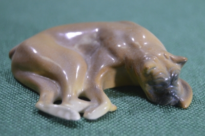 Статуэтка миниатюрная, фигурка "Собака, спящий пес". Фарфор.