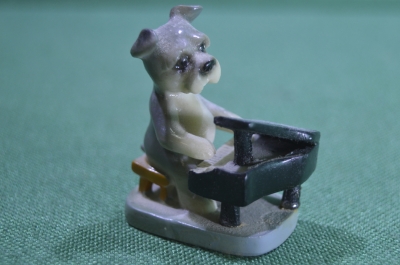 Статуэтка миниатюрная, фигурка "Собака. Щенок играет на рояле". Пластик.