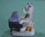 Статуэтка миниатюрная, фигурка "Собака. Щенок играет на рояле". Пластик.
