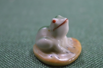 Фигурка, миниатюрная статуэтка "Лягушка". Фарфор.