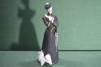 Фарфоровая статуэтка "Дама с собачкой и зонтиком, в черном". Дулево.