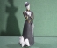 Фарфоровая статуэтка "Дама с собачкой и зонтиком, в черном". Дулево.