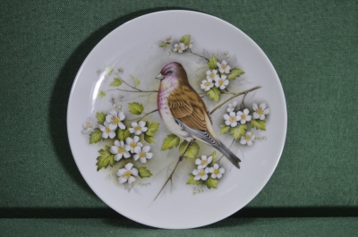 Тарелка декоративная "Птица среди цветов". Фарфор Kaiser, Германия.