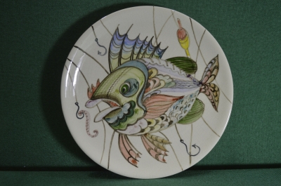 Тарелка декоративная "Рыба и червяк на крючке. Рыбалка". Фарфор.