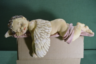 Фигурка большая, статуэтка на книжную полку "Спящий ангел". Пластик. Европа.