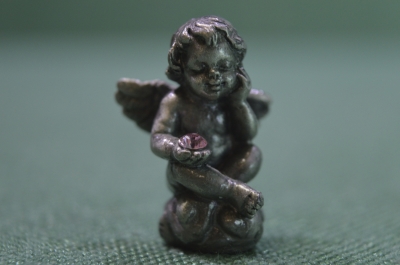 Фигурка, статуэтка миниатюрная "Ангелочек с драгоценным камнем". Металл. Европа.
