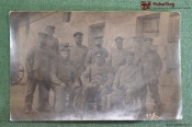 Фотография, фотокарточка групповая, военные в форме около склада. Первая мировая война 1918 гг.