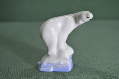 Статуэтка, фигурка фарфоровая "Полярный медведь, белый мишка на льдине". Фарфор, миниатюра. ЛФЗ.