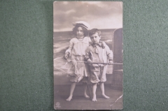 Старинная открытка "Девочка и мальчик с сачком". Европа.