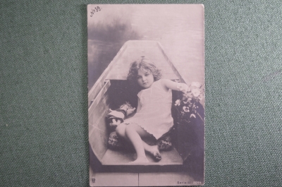 Старинная открытка "Девочка с цветами в лодке". Европа.