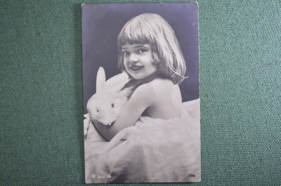 Старинная открытка "Девочка с кроликом". Европа.