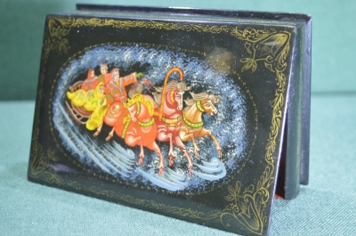 Шкатулка лаковая "Русская тройка, зимняя дорога". Папье-маше, лак. Холуй. СССР.