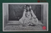 Колониальная открытка фотография. Гадалка, женщина с картами. 
