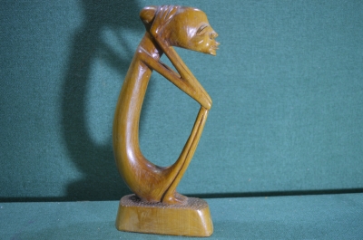 Статуэтка, фигурка деревянная "Сидящий человечек". Дерево, ручная работа. Ангола, Африка.