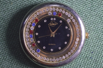 Часы наручные кварцевые, с разноцветными камешками. Большой размер. 