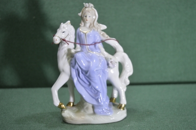 Статуэтка, фигурка фарфоровая "Дама на лошади". Фарфор Disomi, Азия.