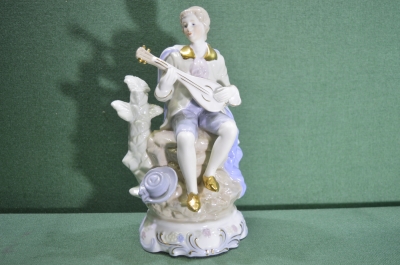 Статуэтка, фигурка фарфоровая "Юноша, играющий на мандолине". Фарфор Disomi, Азия.