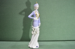 Статуэтка, фигурка фарфоровая "Дама в синей шляпке". Фарфор, Азия.