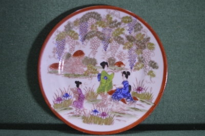 Тарелка сувенирная "Сценки в саду". Китай.