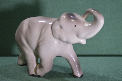 Фарфоровая фигурка, статуэтка "Слон, слоненок". Фарфор.