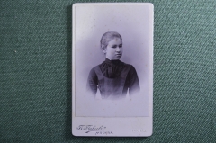 Фотография кабинетная "Девочка в черном переднике". Фото Павлова. Фотокарточка, Москва 1900 г.