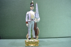 Фарфоровая статуэтка "Знаменосец". Французская армия, Война 1812 года. Фарфор, 33 см. Европа.