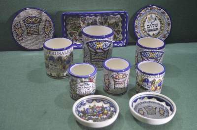 Набор керамический чашки, тарелки настенные, лоток "Шалом Иерусалим". Цветная керамика. Израиль.
