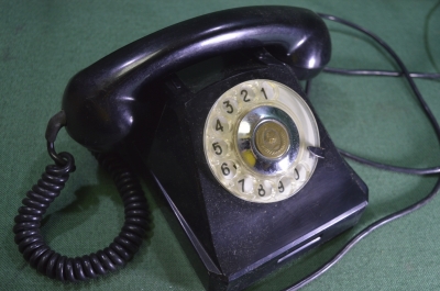 Телефон настольный, дисковый, черный. Герб СССР. 