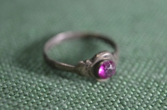 Кольцо, колечко с фиолетовым камешком. Белый металл.